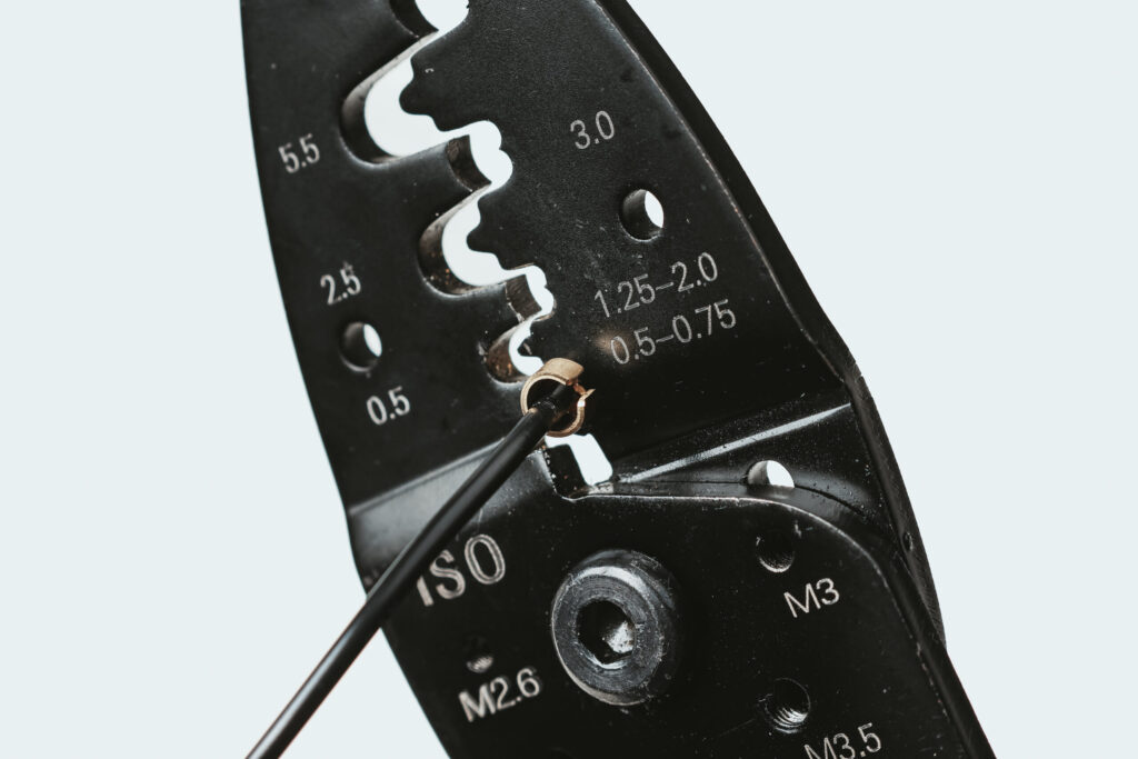 仮かしめができたら電工ペンチの【差込端子の圧着】0.5-0.75でしっかりと締め込み、本かしめします。