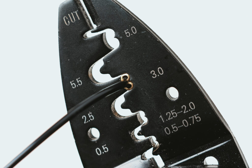 端子の大きいツメ部分を電工ペンチの【差込端子の圧着】3.0で軽くはさみ、被覆部に仮かしめをします。