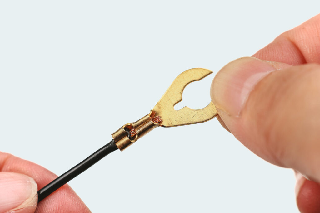 かしめた端子を軽く引っ張り、コードが抜けないか確認してください。