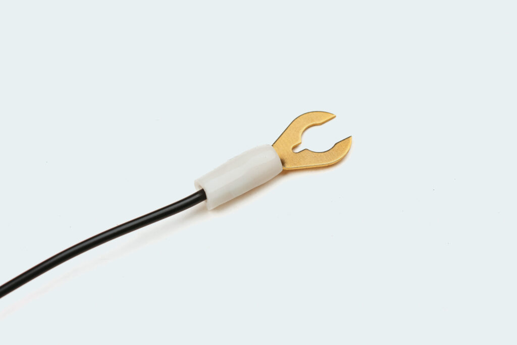 クワ型端子のかしめ方