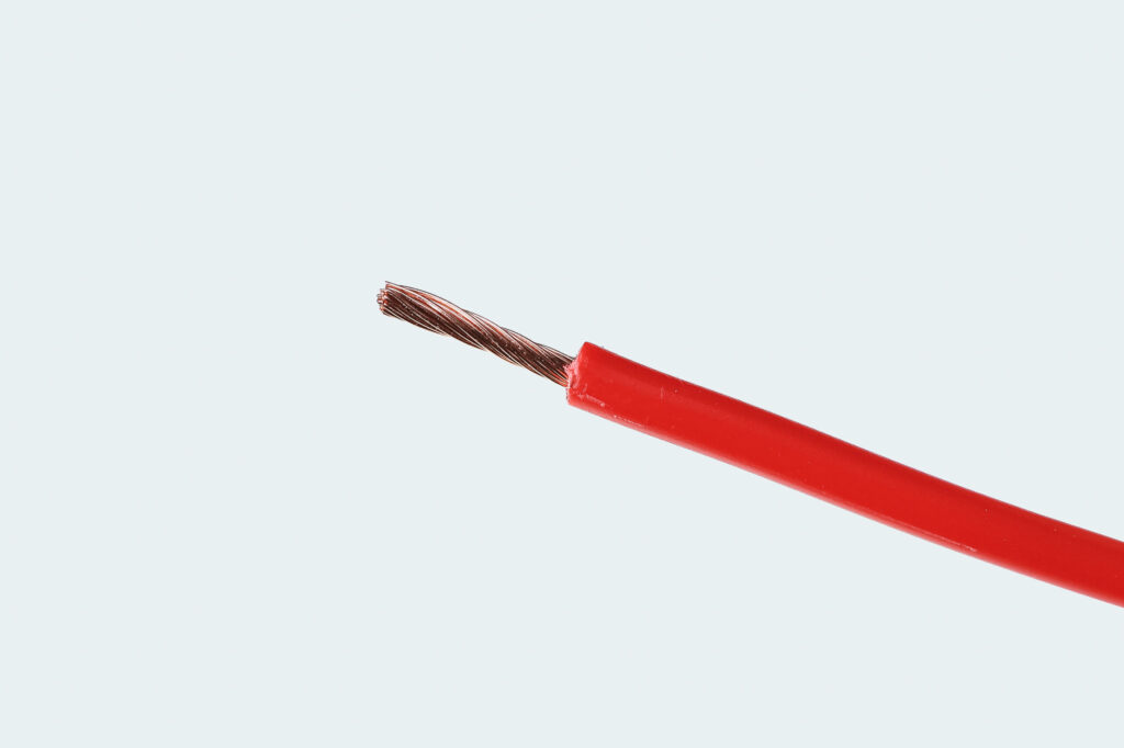 端子をセットしやすいように、芯線の部分を軽くねじってまとめます。