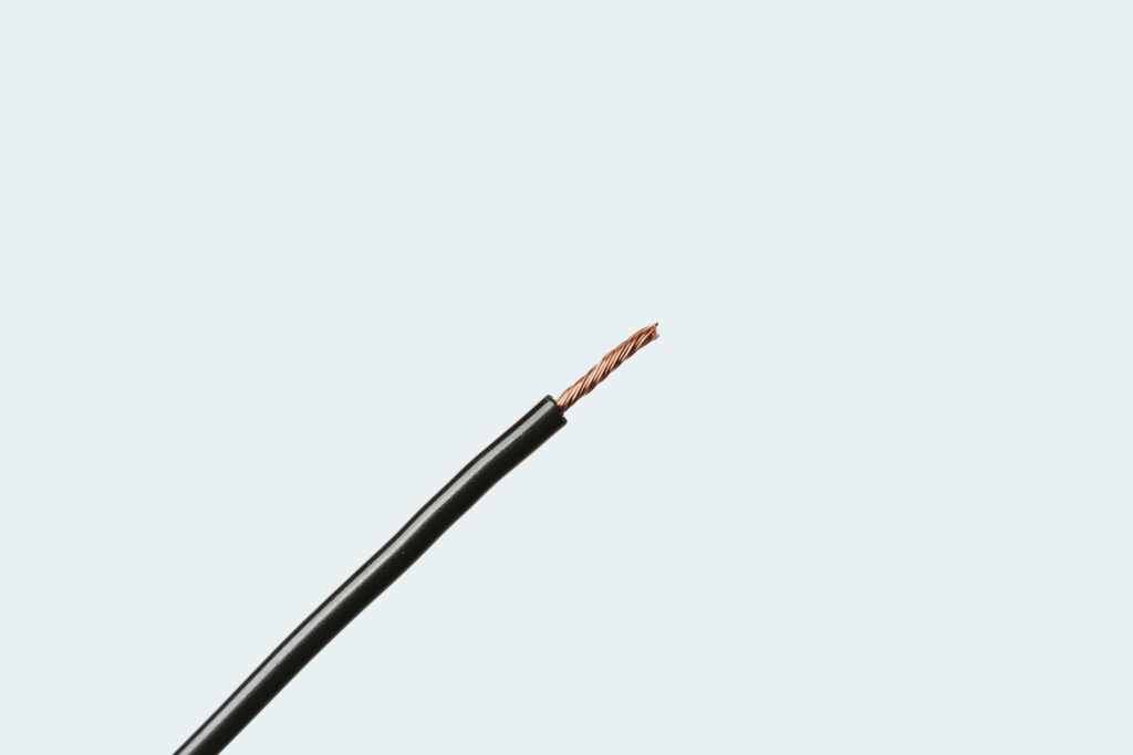 端子をセットしやすいように、芯線の部分を軽くねじってまとめます。