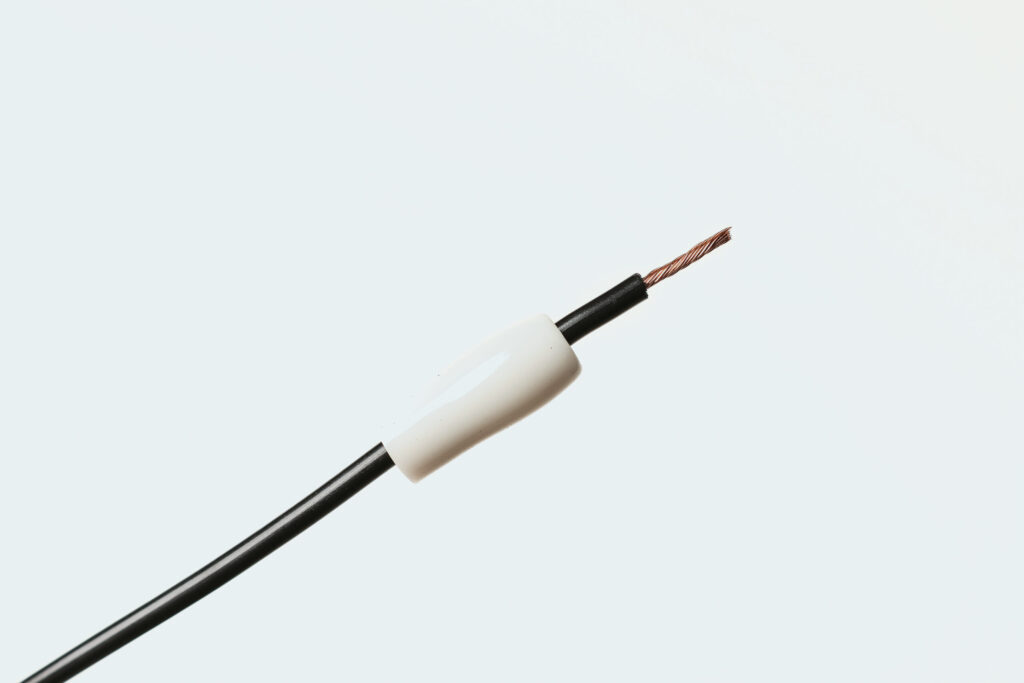 配線コードに絶縁用のスリーブを通します。