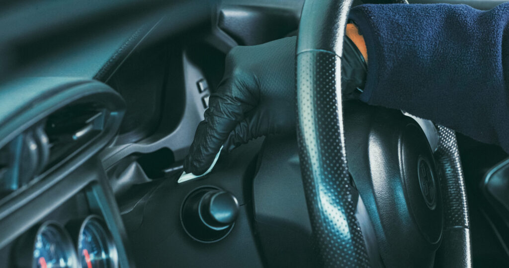 貼る場所に油分やホコリ、水分が残っていると、せっかくの強力なテープも本来の力を発揮できません。 エーモンの「両面テープ前処理剤」を使って、貼り付け面をしっかりと拭き取っておきましょう。