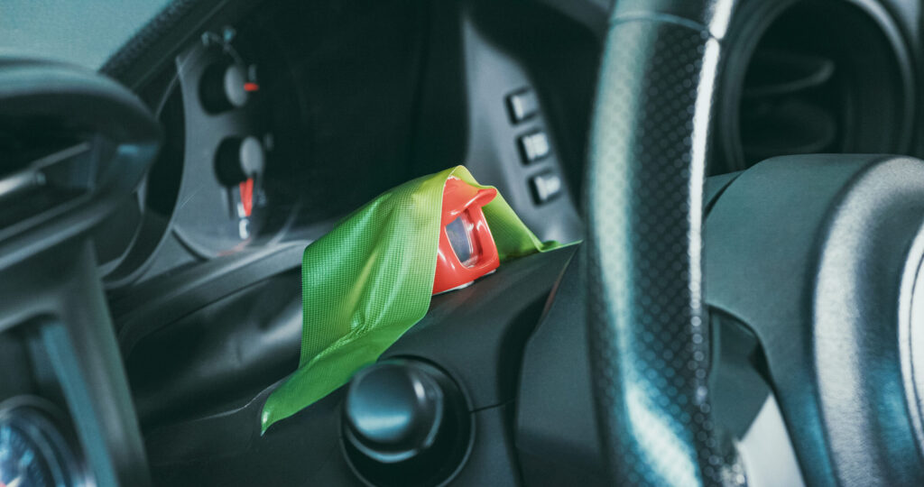 貼り付け後すぐは、まだ粘着剤が安定していません。 養生テープなどで24時間ほど仮固定 しておくと、しっかりと密着して長持ちします。