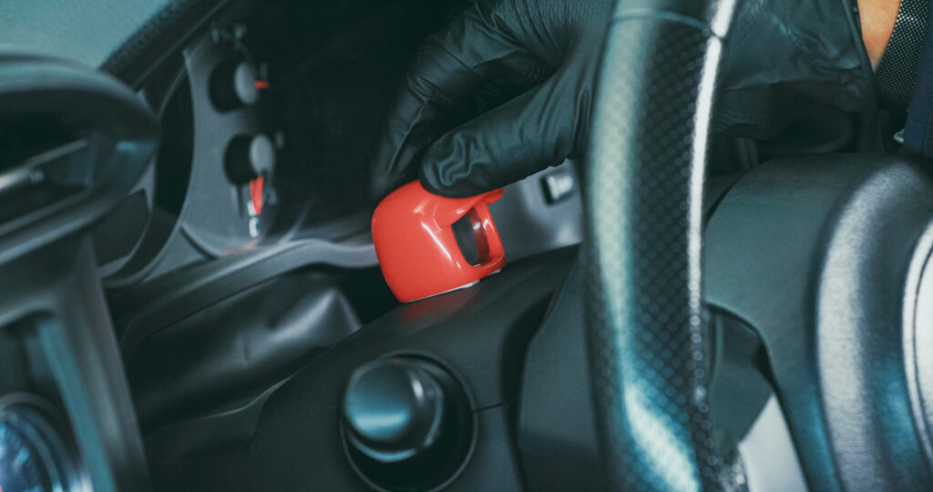 貼り付け面の準備が整ったら、両面テープのリケイ紙を剥がして貼り付けましょう。 貼り終えたら、全体を指でしっかりと圧着し、均一に密着させます。