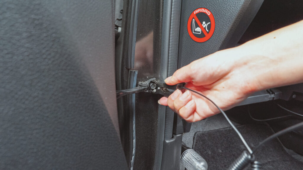 検電テスターを車体のボディーアースに繋げます。