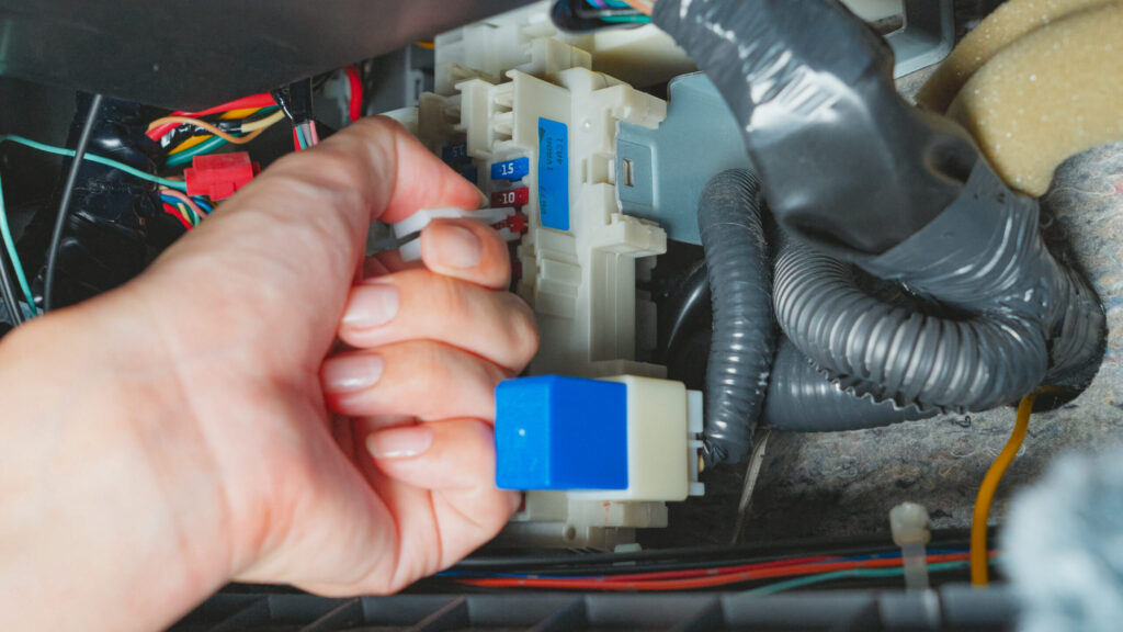 ヒューズクリップでヒューズを抜きます