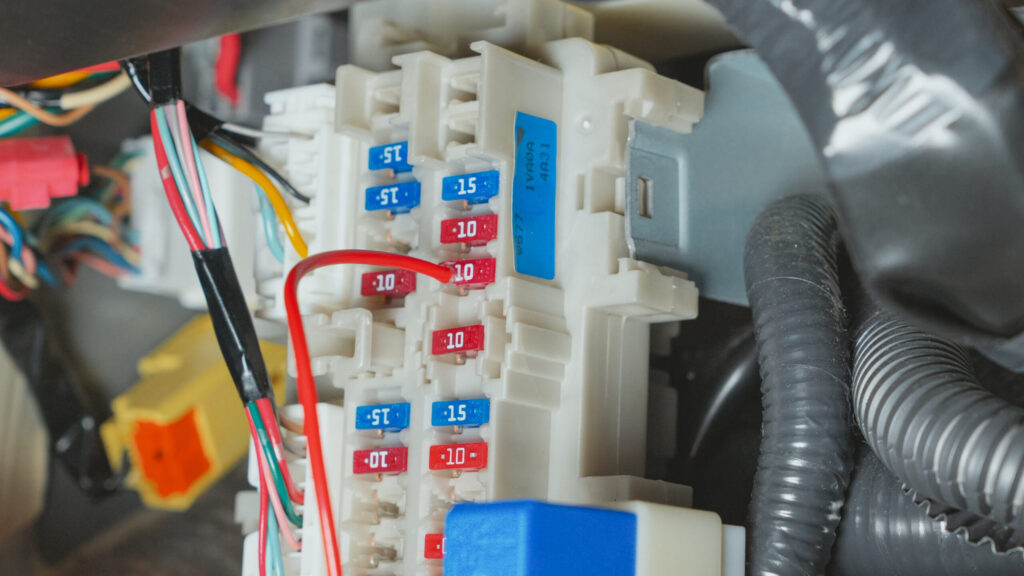 ヒューズ電源を差し込みます。